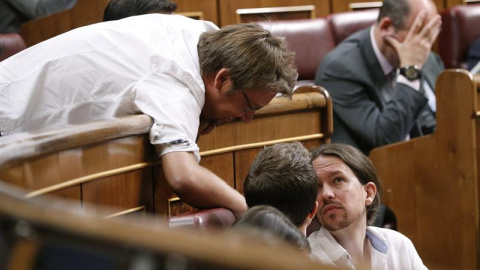 El líder de Podemos, Pablo Iglesias, conversa con el candidato de Unidos Podemos a la Presidencia del Congreso, Xavier Domènech./ EFE