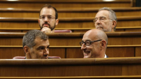 Los diputados de Ciudadanos Toni Cantó y Félix Álvarez ocupan su escaño en el hemiciclo del Congreso, donde hoy tiene lugar la sesión constitutiva de las Cortes Generales de la XII Legislatura. EFE/Ballesteros