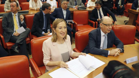 La ministra de Fomento en funciones, Ana Pastor, junto al ministro de Hacienda en funciones, Cristóbal Montoro, al inicio de la reunión plenaria del Grupo Popular en el Congreso de los Diputados./ EFE