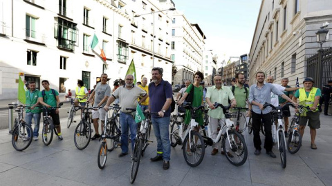 Integrantes de Equo, con Juantxo López de Uralde (c) a la cabeza, llegan en bicicleta al Congreso para asistir a la sesión constitutiva de las Cortes Generales de la XII legislatura. /EFE