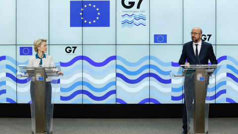 La presidenta de la Comisión Europea, Ursula Von Der Leyen, junto al presidente del Consejo Europeo, Charles Michel, durante la reunión del G7 en Reino Unido.