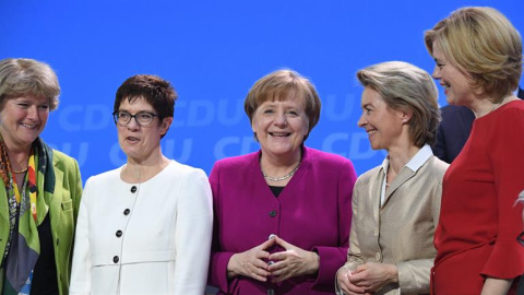 La ministra Monika Gruetters; la secretaria de general de la CDU, Annegret Kramp-Karrenbauer; la canciller, Angela Merkel; y las ministras Ursula von der Leyen y Julia Kloeckner. / EFE