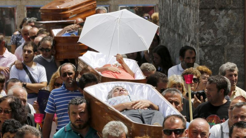 Los penitentes son porteados en procesión dentro de ataúdes en la pequeña localidad de Santa Marta de Ribarteme, en As Neves (Pontevedra).- EFE EFE/Salvador Sas