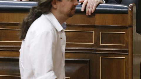 Pablo Iglesias acude a depositar su voto para elegir al presidente/a del Congreso ante Mariano Rajoy/EFE