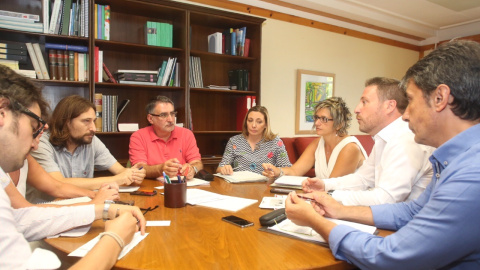 El concejal de Vivienda de Zaragoza, Pablo Híjar (segundo por la izquierda), durante una reunión con los responsables de la Consejería de Vertebración del Territorio.