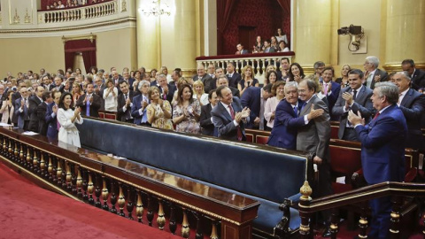 El Senado aplaude la elección de Pío García Escudero como presidente de la cámara tras obtener mayoría absoluta en la primera votación/EFE