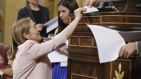 Ana Pastos vota en el Congreso. / EFE