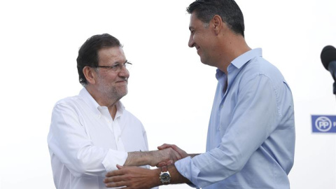 El presidente del Gobierno, Mariano Rajoy, junto al candidato del PP a las elecciones catalanas, Xavier Garcia Albiol. - EFE