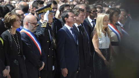 El primer ministro galo, Manuel Valls, el presidente de la región de Provenza-Alpes-Costa Azul y exalcalde de Niza, Christian Estrosi, y la ministra gala de Sanidad, Marisol Touraine (izq). EFE/Olivier Anrigo