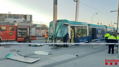 El tranvía chocó contra el tope de la línea T4, en la estación de Sant Adrià. / BOMBERS