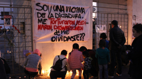 Miles de velas fueron encendidas al atardecer en las inmediaciones del Estadio Nacional de Chile, uno de los centros de detención de la dictadura de Augusto Pinochet (1973-1990), en recuerdo de las víctimas de la dictadura que fueron deteni