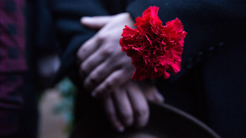 Detalle de una flor roja, símbolo de duelo, durante uno de los actos en memoria del expresidente de Chile Salvador Allende, en conmemoración por el 46º aniversario del golpe de Estado que dio inicio a la dictadura militar de Augusto Pinoche