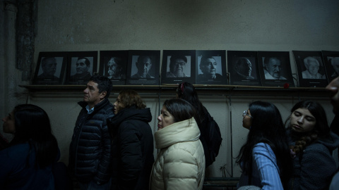 Miles de personas visitan el Estadio Nacional de Chile, uno de los centros de detención de la dictadura de Augusto Pinochet (1973-1990), al que acceden a través de una puerta que se abre una vez al año, la que lleva directamente hasta la gr