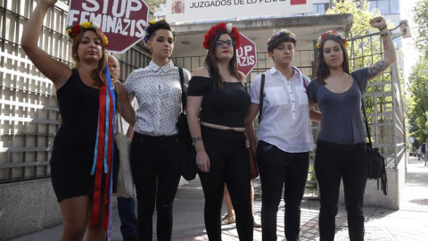 Cinco activistas de Femen, a su llegada al Juzgado de lo Penal número 19 de Madrid, donde se celebra hoy la vista oral contra ellas por irrumpir semidesnudas en una marcha antiabortista el 17 de noviembre de 2013 EFE/Kiko Huesca