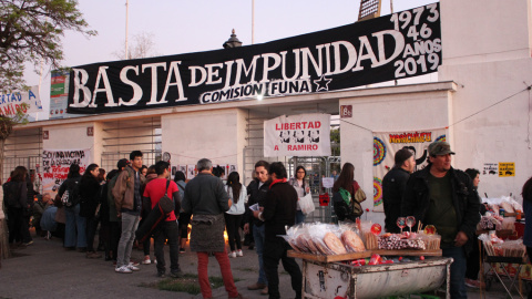 Miles de velas fueron encendidas al atardecer en las inmediaciones del Estadio Nacional de Chile, uno de los centros de detención de la dictadura de Augusto Pinochet (1973-1990), en recuerdo de las víctimas de la dictadura que fueron deteni