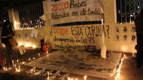 Miles de velas fueron encendidas al atardecer en las inmediaciones del Estadio Nacional de Chile, uno de los centros de detención de la dictadura de Augusto Pinochet (1973-1990), en recuerdo de las víctimas de la dictadura que fueron deteni