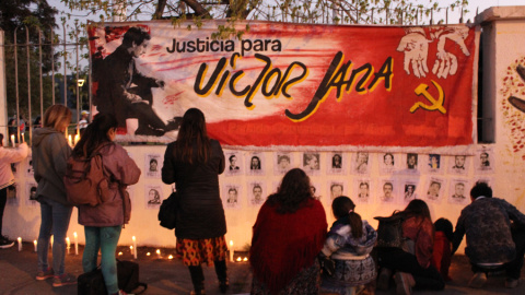 Miles de velas fueron encendidas al atardecer en las inmediaciones del Estadio Nacional de Chile, uno de los centros de detención de la dictadura de Augusto Pinochet (1973-1990), en recuerdo de las víctimas de la dictadura que fueron deteni