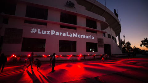 Un grupo de personas visita el Estadio Nacional de Chile, uno de los centros de detención de la dictadura de Augusto Pinochet (1973-1990), durante uno de los actos de conmemoración por el 46º aniversario del golpe de Estado, en Santiago (Ch