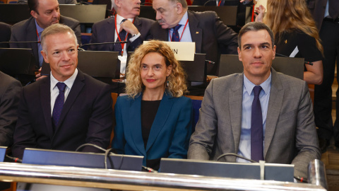 21/11/2022.- El presidente del Gobierno, Pedro Sánchez (d), al inicio de la sesión plenaria de la 68 Asamblea parlamentaria de la OTAN que se celebra en Madrid y en la que participan el secretario general de la OTAN, Jens Stoltenberg, y, po