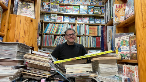 Santiago Beitia, propietario de la conocida tienda de cómics 'El Coleccionista', en la calle Tribulete de Lavapiés.