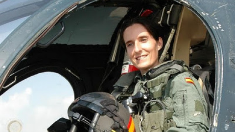 Patricia Campos Domènech a los mandos de un helicóptero de la Armada.