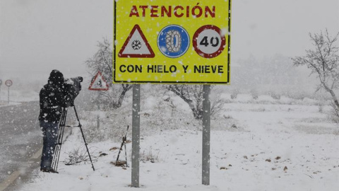 Paisaje nevado cerca de Utiel, en Valencia. / EFE