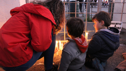 Unos niños encienden unas velas en el Estadio Nacional de Chile, uno de los centros de detención de la dictadura de Augusto Pinochet (1973-1990), en recuerdo de las víctimas de la dictadura que fueron detenidas, torturadas y desaparecidas e