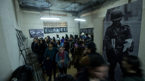 Un grupo de personas visita el Estadio Nacional de Chile, el mayor campo de concentración del país, al que acceden a través de una puerta que se abre una vez al año, la que lleva directamente hasta la grada de la memoria, durante uno de los