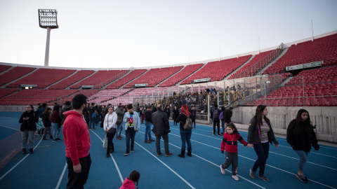 Cientos de personas visitan el Estadio Nacional de Chile, uno de los centros de detención de la dictadura de Augusto Pinochet (1973-1990), al que acceden a través de una puerta que se abre una vez al año, la que lleva directamente hasta la 