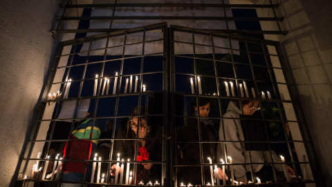 Un grupo de personas enciende velas este miércoles en el Estadio Nacional de Chile, que fue el mayor campo de concentración del país, durante uno de los actos de conmemoración por el 46º aniversario del golpe de Estado que acabó con la demo