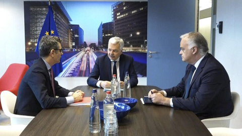 El comisario de Justicia europeo, Didier Reynders (c), ha reunido este miércoles en Bruselas al ministro de Presidencia y Justicia, Félix Bolaños (i), y al vicesecretario de Acción Institucional del PP, Esteban González Pons