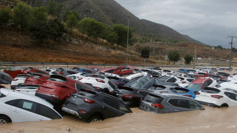 Ciento de coches inundados tras el paso de la Gota Fría en un depósito de vehiculos en Orihuela (Alicante).EFE/MORELL