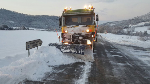 Un camió llevaneus treballa a la carretera a Cardona (Bages), aquest dimarts. Generalitat de Catalunya.