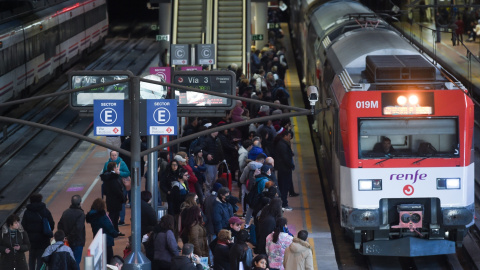 Decenas de personas en un andén de Cercanías en la estación de Atocha, a 5 de enero de 2024, en Madrid.