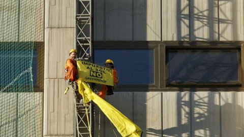 Activistas de Greenpeace despliegan una pancarta contra el "impuesto al sol" en el Ministerio de Industria. -E.P