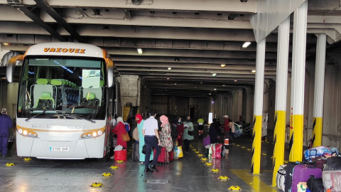 Las primeras temporeras de Marruecos que llegan al ferry en el puerto de Algeciras para volver a  su país de origen.