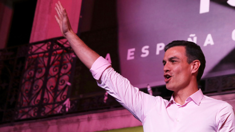 El líder del PSOE y presidente del Gobierno, Pedro Sanchez, celebra los resultados de las elecciones con los militantes socialistas en la calle, junto a la sede de Ferraz.. REUTERS/Sergio Perez