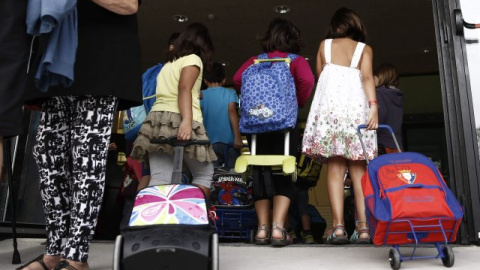 Niños entrando al colegio.- EFE