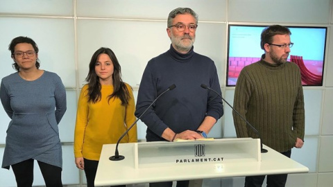 Carles Riera, portavoz de la CUP en el Parlament, en rueda de prensa junto a otros miembros del partido. Europa Press