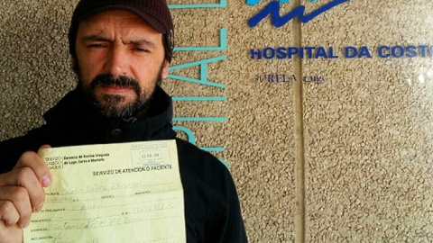 Carlos López Riopedre frente al Hospital da Costa en Burela.