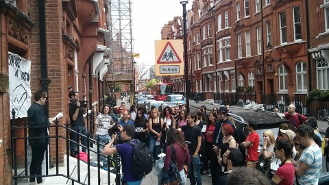 Personas y miembros de la plataforma Marea Granate manifestándose frente al consulado de Londres/ MareaGranate