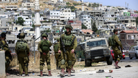 Varios soldados israelíes vigilan en el lugar del suceso después de que dos soldados israelíes resultaran heridos al ser apuñalados por un atacante palestino que fue reducido con disparos. EFE