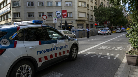 Los Mossos patrullan la zona donde se ha encontrado un cadáver en un contenedor del centro de Barcelona, a 29 de noviembre de 2022, en Barcelona.