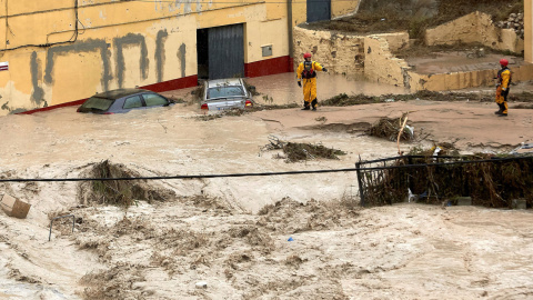 Miembros del equipo de rescate inspeccionan este jueves Ontinyent donde el río Clariano se ha desbordado a su paso por la localidad valenciana tras las fuertes lluvias registradas durante la noche. /EFE