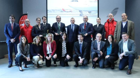 En el centro de la imagen, Fernando Candela, consejero delegado de Iberia Express, Willie Walsh, consejero delegado de IAG, y Luis Gallego, presidente de Iberia, rodeados de trabajadores de Iberia e Iberia Express.