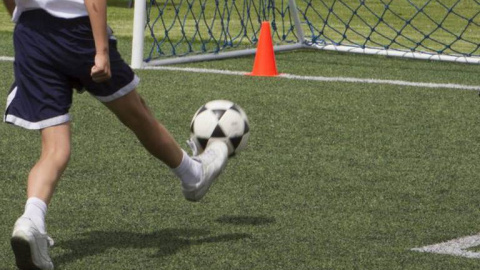 Un niño jugando al fútbol en una imagen de archivo.