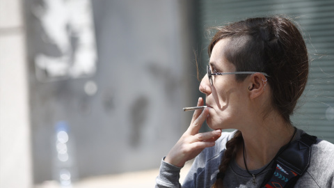 Imagen de archivo de una mujer fumando.