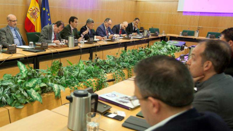 Fotografía facilitada por el Ministerio del Interior de la reunión de los sindicatos policiales y asociaciones de guardias civiles con el secretario de Estado de Seguridad, José Antonio Nieto. | EFE