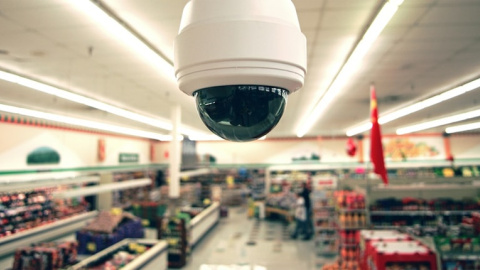 Una cámara de vigilancia en un supermercado.