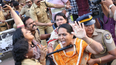 Protestas en el sur de la India después de que dos mujeres entraran, por primera vez, en el templo sagrado hindú de Sabarimala/ EFE